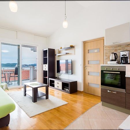 Apartment Mia - Spacious Apartment On 85 M2 With Beautiful Sea View Trogir Exterior foto