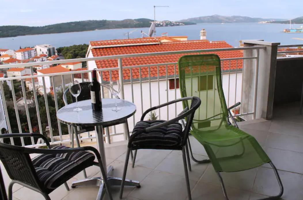 Apartment Mia - Spacious Apartment On 85 M2 With Beautiful Sea View Trogir Exterior foto