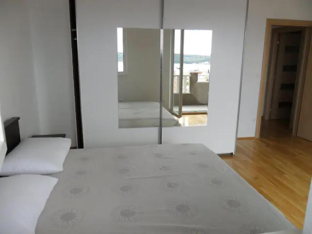 Apartment Mia - Spacious Apartment On 85 M2 With Beautiful Sea View Trogir Exterior foto